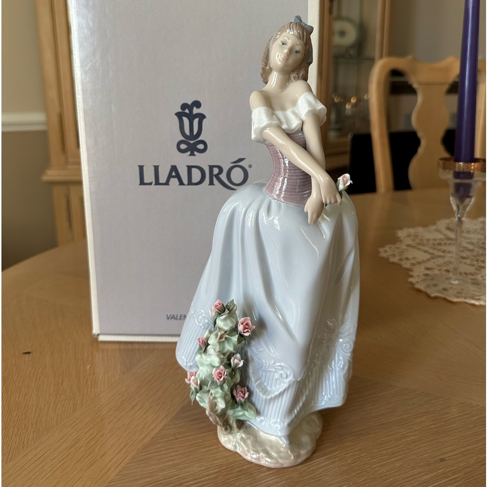 LLADRO - 06712 - Lady In Love - RETIRED - Perfect condition
